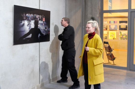 Fotokunst fra scenen: Øjeblikke af aldring</br>Øjeblikke fra Nønne Mai Svalholms koreografiske arbejde med ældre kroppe kan ses i fotoudstilling på Godsbanan</br>Foto: Fine Spind