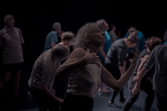 Fotokunst fra scenen: Øjeblikke af aldring</br>Nønne Mai Svalholm synes, at de ældre i kraft af deres liv er et lækkert materiale at arbejde med.</br>Foto: Foto: PR-foto / Svalholm dans - Kaveer-Rai