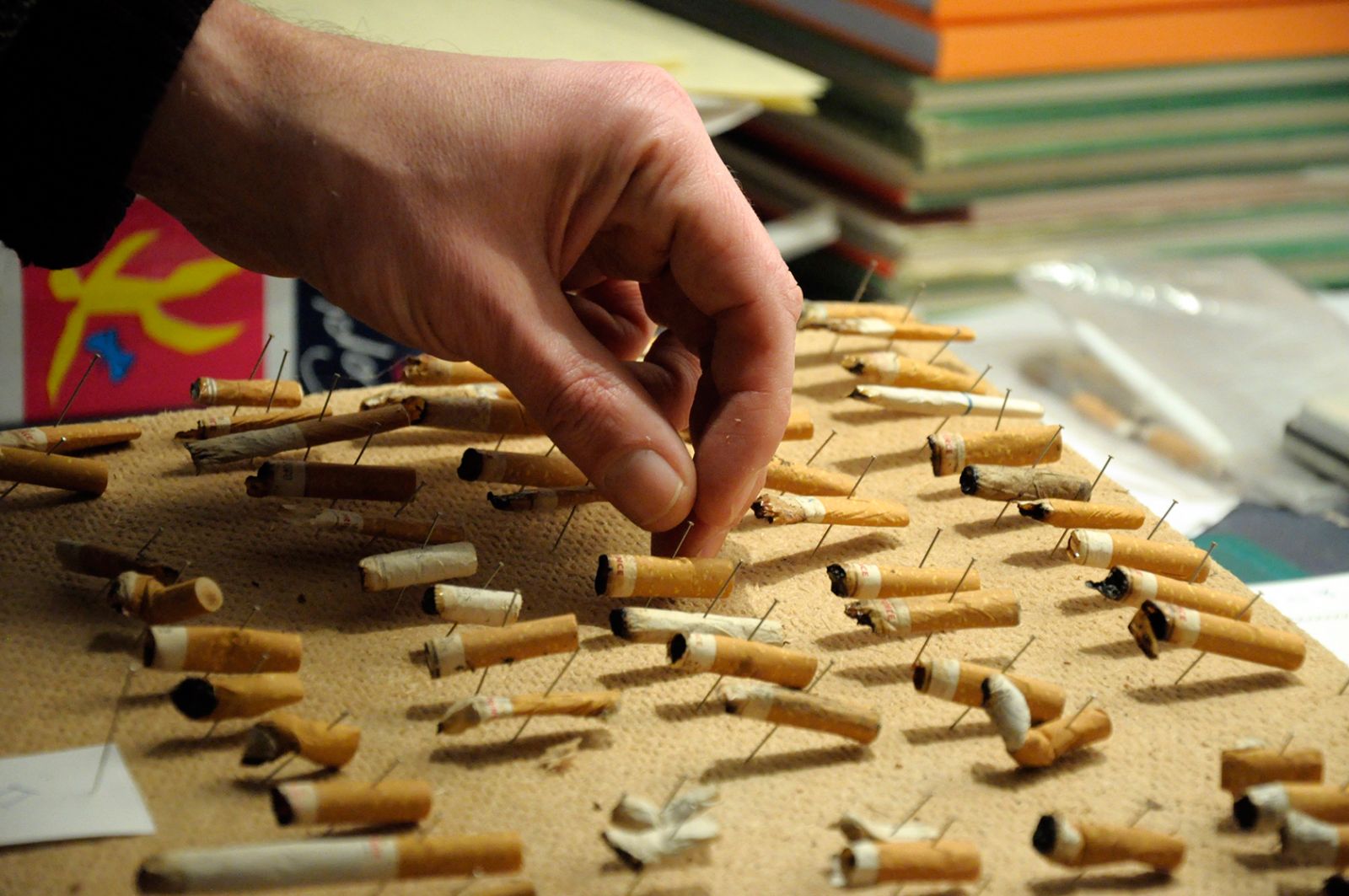 Lasse Krog Møllers museum for oversete ting</br>Lasse Krog Møller er her i gang med et af sine værker med cigaretskodder. </br>Foto: Kulturmagasinet Fine Spind