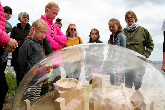 Leg med kunst på stranden</br>Nynne Livbjergs skulptur Souvenir. </br>Foto: Fine Spind – Marie Nyeng