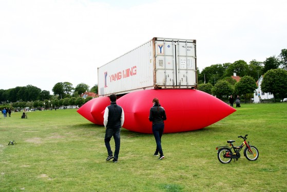 Leg med kunst på stranden</br>Geraldo Zampronis værk Voletile Structure VI. </br>Foto: Fine Spind – Marie Nyeng