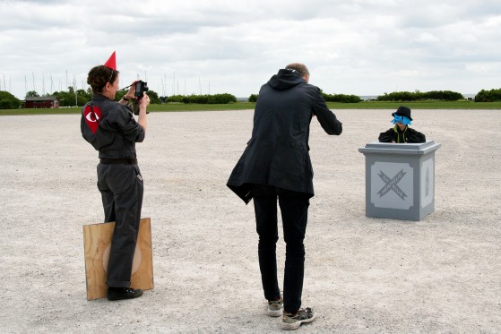 Leg med kunst på stranden</br>En levende skulptur foran fotograferne. Ved En hemmelig klubs workshop.</br>Foto: Fine Spind – Marie Nyeng