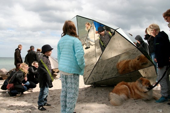 Leg med kunst på stranden</br>Michal Motyckas værk Diamonds.</br>Foto: Fine Spind – Marie Nyeng