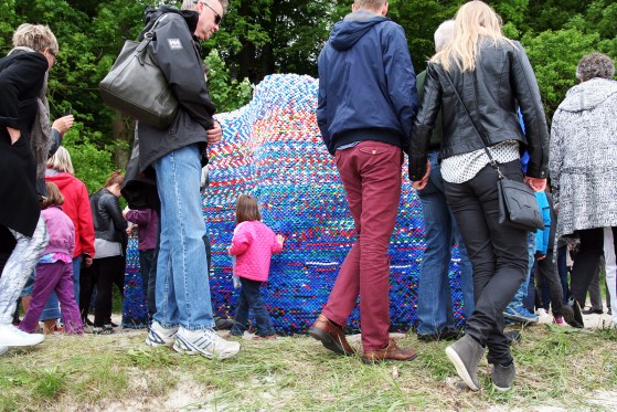 Leg med kunst på stranden</br>Arun Kumars skulptur af låg fra plastikflasker Droppings and the Dam(n)</br>Foto: Fine Spind – Marie Nyeng