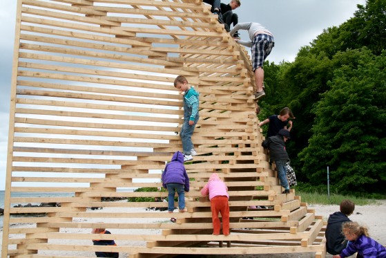 Leg med kunst på stranden</br>Der er tydligere markeret i børnekataloget, hvad man røre ved og hvad, der er nix pille. KWY Richardo Gomes/Ben Allen & Lise Kassows værk Sømærke.</br>Foto: Fine Spind – Marie Nyeng