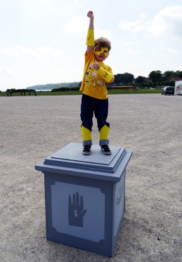 Leg med kunst på stranden</br>Hvordan mon en skulptur egentlig står og har det?</br>Foto: Pr-foto/ En hemmelig klub