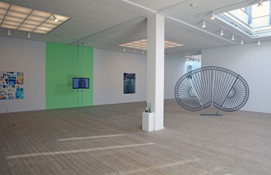 BILLEDSERIE: KUNSTNERNES PÅSKEUDSTILLING 2018</br>Fra venstre: Peter Dethlefsen: Wien, Freja Sofie Kirk og Esben Weile Kjær: magic, like branding, is desire doomed to be commercial, Trine Lund: Mindset, Krestine Harboe: Lokkedue og Skriget og Mikkel Drabik Jacobsen: Stormgitter, KP</br>Foto: PR-foto/KP Jens Møller