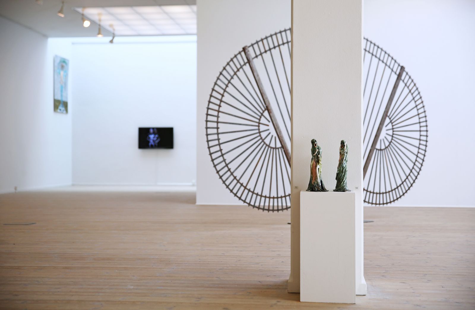 BILLEDSERIE: KUNSTNERNES PÅSKEUDSTILLING 2018</br>Krestine Harboe: Lokkedue og Skriget foran Mikkel Drabik Jacobsen: Stormgitter, KP</br>Foto: PR-foto/KP Jens Møller