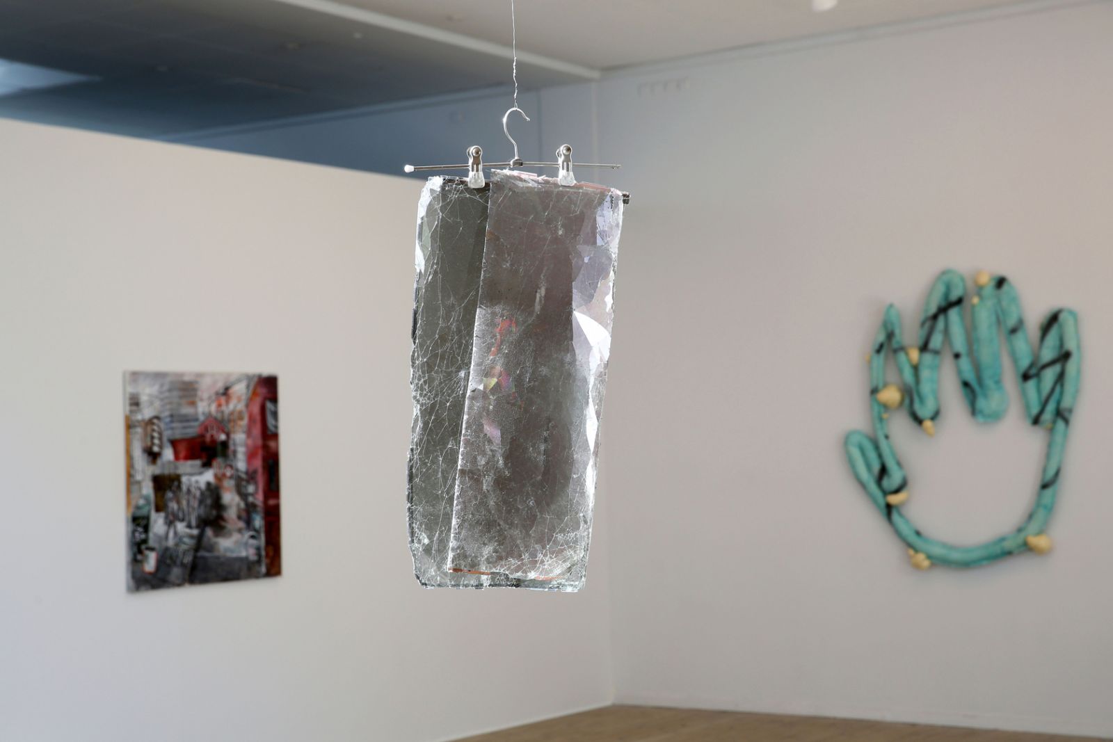 BILLEDSERIE: KUNSTNERNES PÅSKEUDSTILLING 2018</br>Fra venstre: Birthe Larsen: Streetlife A Istedgade, Laura Hjort: separation knitr, knitr, knitr, hvis er du? og Mikkel Carlsen: As the layers rose you could hear a faint cracking of knuckles → (Z1S2o1y2m1m2b1b2i1o2e1l2), KP</br>Foto: PR-foto/KP Jens Møller