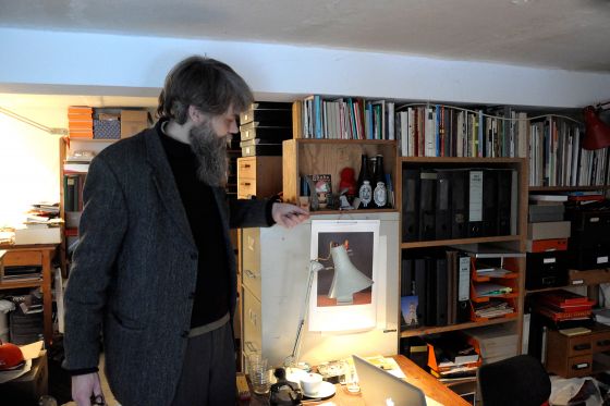 BILLEDSERIE: PÅ BESØG I VÆRKSTEDET HOS BILLEDKUNSTNER LASSE KROG MØLLER</br>Lasse Krog Møller udgav sidste år en kalender med sine fotografier af opstillede antikke kontorartikler. </br>Foto: Kulturmagasinet Fine Spind