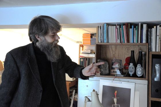 BILLEDSERIE: PÅ BESØG I VÆRKSTEDET HOS BILLEDKUNSTNER LASSE KROG MØLLER</br>Mens Lasse Krog Møller gik på kunstakademiet lavede eleverne en udstilling, hvor de solgte værker. Lasse Krog Møller lavede en kopibajer, som han har to flasker stående af på værkstedet. Den ene er dog blevet drukket i tidens løb.</br>Foto: Kulturmagasinet Fine Spind