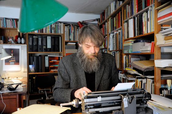 BILLEDSERIE: PÅ BESØG I VÆRKSTEDET HOS BILLEDKUNSTNER LASSE KROG MØLLER</br>De små skilte, som ledsager elementer som fundne cigaretskodder og hårelastiker skriver Lasse Krog Møller på skrivemaskine i sit værksted. </br>Foto: Kulturmagasinet Fine Spind