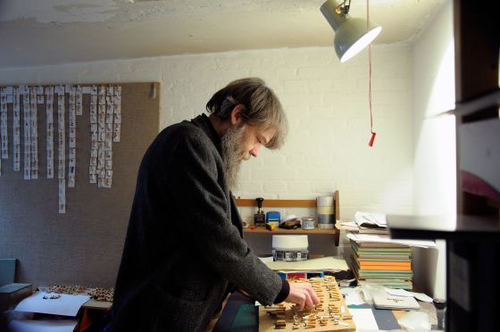 BILLEDSERIE: PÅ BESØG I VÆRKSTEDET HOS BILLEDKUNSTNER LASSE KROG MØLLER</br>Lasse Krog Møller har blandt andet  brugt cigaretskodder i sine værker.</br>Foto: Kulturmagasinet Fine Spind