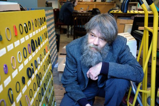 BILLEDSERIE: PÅ BESØG I VÆRKSTEDET HOS BILLEDKUNSTNER LASSE KROG MØLLER</br>Lasse Krog Møller har lige nu en stor retrospektiv soloudstilling i Kunsthal Aarhus med titlen Ephemera Mundi – Den oversete verden.  P udstillingen kan man bl.a. se en stor samling af hårelestikker med dato og findested. </br>Foto: Kulturmagasinet Fine Spind