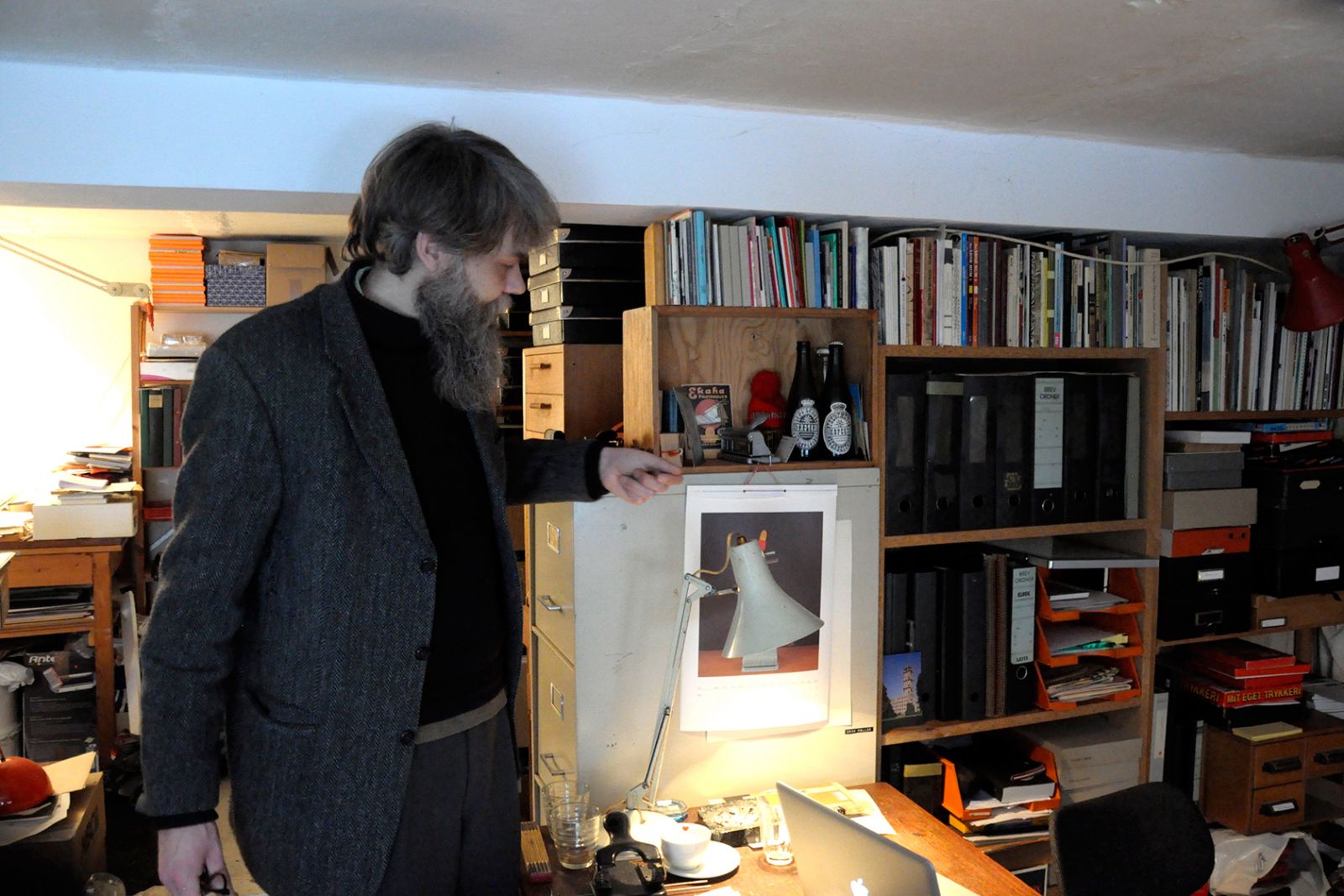 BILLEDSERIE: PÅ BESØG I VÆRKSTEDET HOS BILLEDKUNSTNER LASSE KROG MØLLER</br>Lasse Krog Møller udgav sidste år en kalender med sine fotografier af opstillede antikke kontorartikler. </br>Foto: Kulturmagasinet Fine Spind