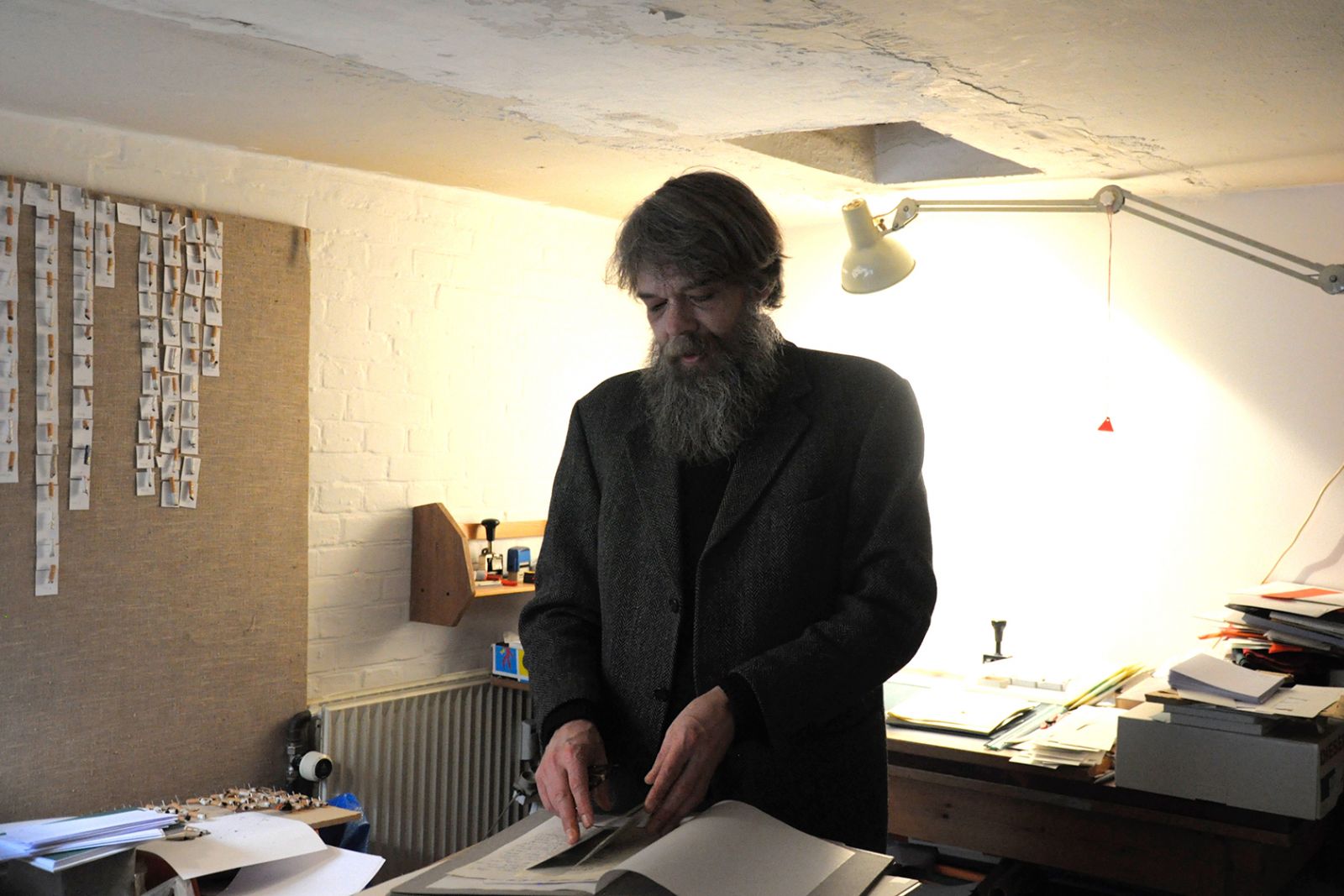 BILLEDSERIE: PÅ BESØG I VÆRKSTEDET HOS BILLEDKUNSTNER LASSE KROG MØLLER</br>Lasse Krog Møller har lige nu en stor retrospektiv soloudstilling i Kunsthal Aarhus med titlen Ephemera Mundi – Den oversete verden. Et stenkast fra Kunsthal Aarhus ligger hans værksted IM7, hvor han arbejdet i snart tyve år. </br>Foto: Kulturmagasinet Fine Spind