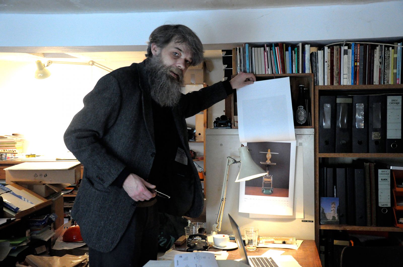 BILLEDSERIE: PÅ BESØG I VÆRKSTEDET HOS BILLEDKUNSTNER LASSE KROG MØLLER</br>Lasse Krog Møller udgav sidste år en kalender med sine fotografier af opstillede antikke kontorartikler. </br>Foto: Kulturmagasinet Fine Spind