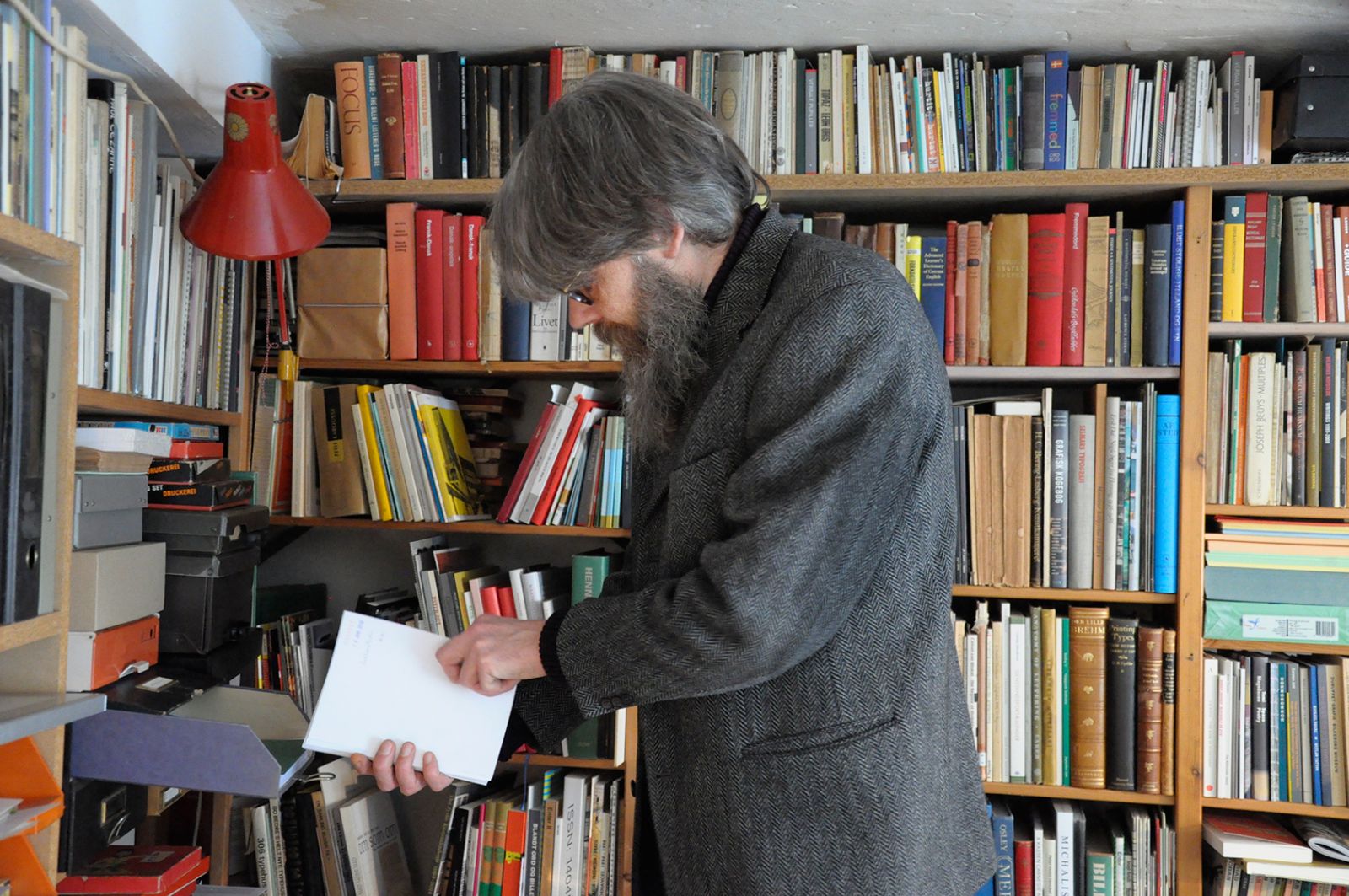 BILLEDSERIE: PÅ BESØG I VÆRKSTEDET HOS BILLEDKUNSTNER LASSE KROG MØLLER</br>Lasse Krog Møller har lige nu en stor retrospektiv soloudstilling i Kunsthal Aarhus med titlen Ephemera Mundi – Den oversete verden. Et stenkast fra Kunsthal Aarhus ligger hans værksted IM7, hvor han arbejdet i snart tyve år. </br>Foto: Kulturmagasinet Fine Spind