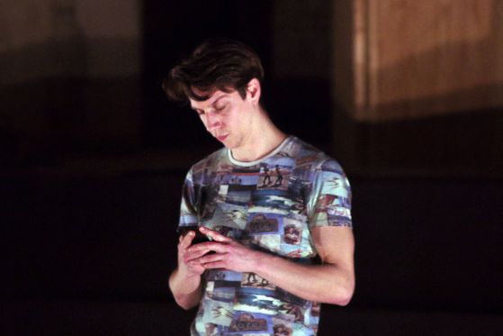 Palle Granhøj klar med ny danseforestilling: Vores liv med smart-phones</br>I forestillingen møder publikum en ung mand, der bliver involveret i spillet “Love you ... not forever
