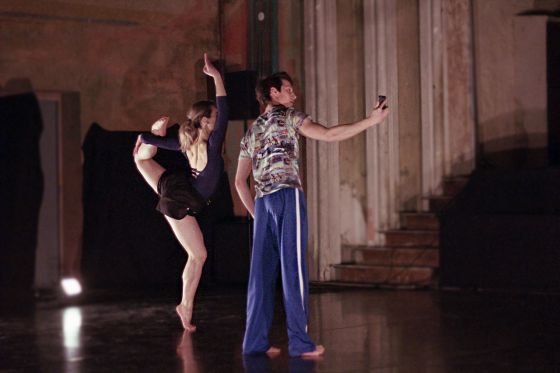 Palle Granhøj klar med ny danseforestilling: Vores liv med smart-phones</br>I spillet møder hovedpersonen fire dansere, og han får en række opgaver, han skal løse, som har dansemæssig karakter.</br>Foto: Mads Møller Andersen
