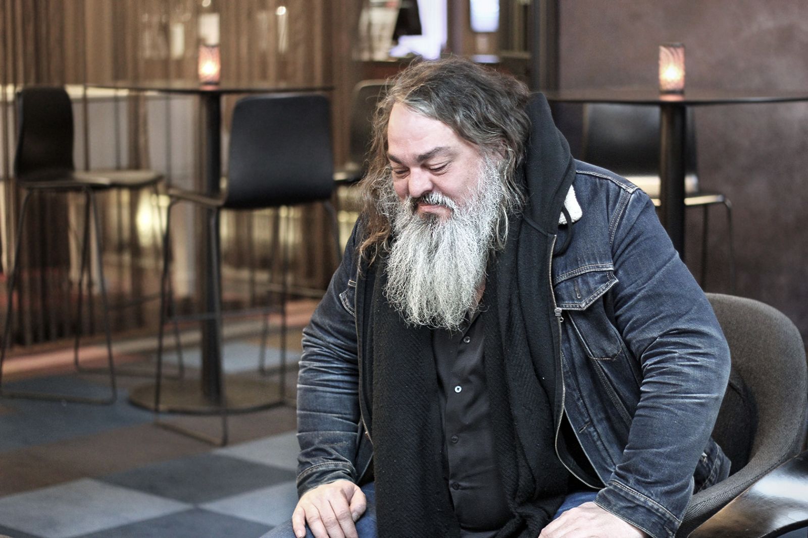 Uffe Lorenzen elsker turnélivet</br>Soloalbummet Galmandsværk er skrevet på en Kanarisk vulkanø. For Uffe Lorenzen var det en luksus at kunne leve det simple liv og for en tid træde ud af hamsterhjulet.</br>Foto: Teodora Biberovic