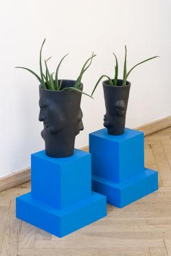 Billedserie: Afgangseleverne fra Det Kgl. Kunstakademi flyver fra reden</br>Afgang 2018, Ockie Basgül Dogan, 'Heavy mental, carte bleue', 2018. Det Kongelige Danske Kunstakademi.</br>Foto: PR-foto/ Kunsthal Charlottenborg. Fotograf: David Stjernholm.