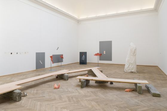 Billedserie: Afgangseleverne fra Det Kgl. Kunstakademi flyver fra reden</br>Afgang 2018, Anna Kirstine Holmberg, 'Experience in a Garden', 2018. Ida Retz Wessberg, 'Camilles kåbe', 2018. Viktor-Emil Dupont Billund, 'Sindre er', 2018. </br>Foto: PR-foto/ Kunsthal Charlottenborg. Fotograf: David Stjernholm.