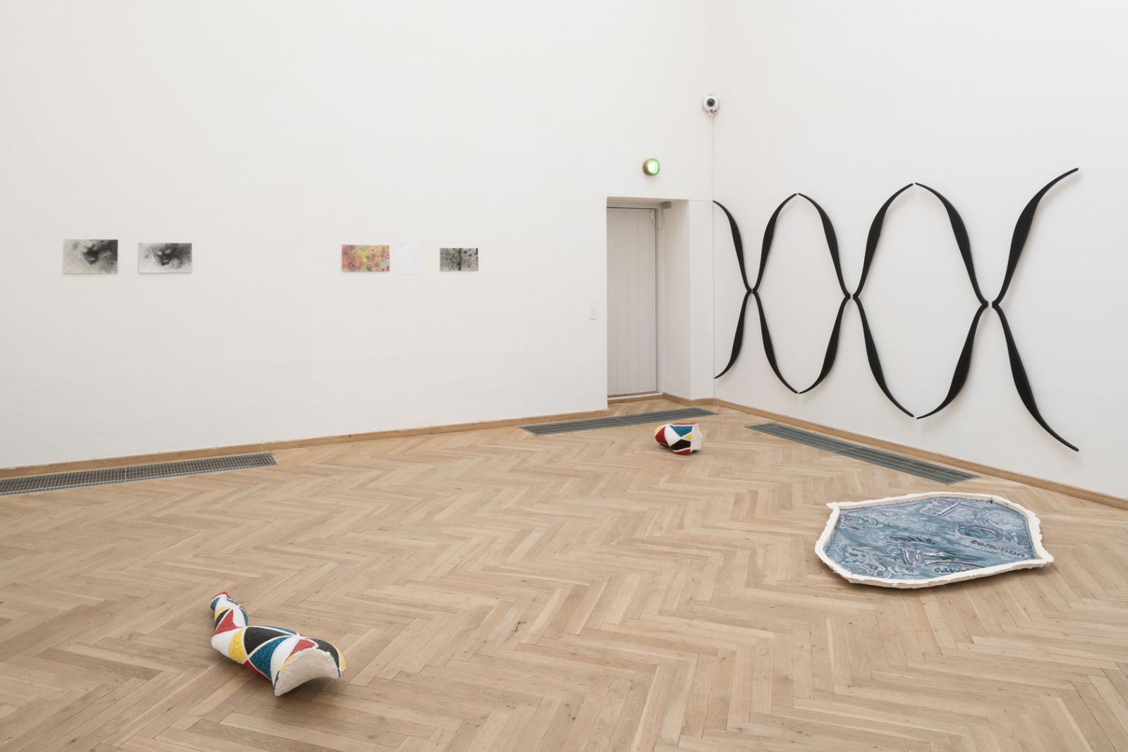 Billedserie: Afgangseleverne fra Det Kgl. Kunstakademi flyver fra reden</br>Afgang 2018, Asta Lulu Refn, 'Zanni', 2018. Marco Spörle, 'we agreed on x and wait for u to continue xoxo', 2018. Morten Knudsen, 'Gennemhullede ansigter i åbne landskaber', 2018. Det Kongelige Danske Kunstakademi.</br>Foto: PR-foto/ Kunsthal Charlottenborg. Fotograf: David Stjernholm.