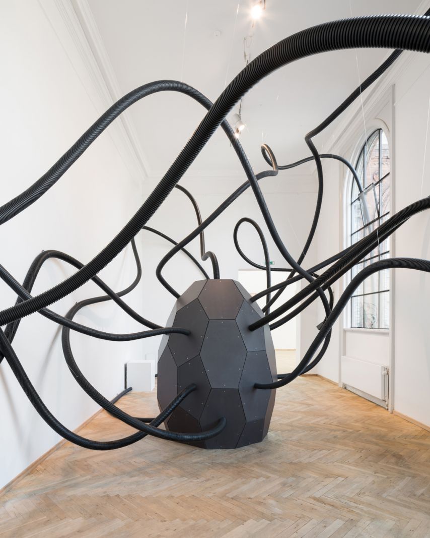 Billedserie: Afgangseleverne fra Det Kgl. Kunstakademi flyver fra reden</br>Afgang 2018, George Koutsouris, 'A Strangers Attractor', 2018. Det Kongelige Danske Kunstakademi.</br>Foto: PR-foto/ Kunsthal Charlottenborg. Fotograf: David Stjernholm.