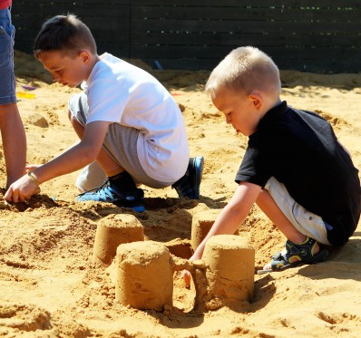 GIGANTISKE DINOSAUERE I SØNDERVIGS SANDBANKER</br>Børn og voksne kan selv prøve kræfter med det særlige skulptursand i festivalens store sandkasse.</br>Foto: Pr-foto / Sandskulpturfestival 2015