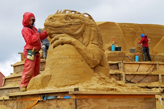 GIGANTISKE DINOSAUERE I SØNDERVIGS SANDBANKER</br>38 kunstnere og godt 16 arbejdsfolk har arbejdet en måned på at fremtrylle sandskulpturerne.</br>Foto: Pr-foto / Sandskulpturfestival 2015