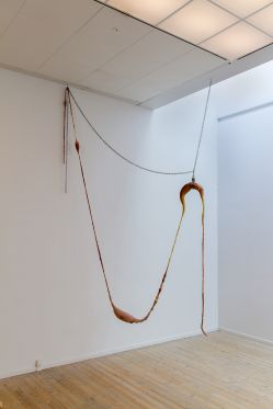 BILLEDSERIE: Afgang 18 – SES, Det Jyske Kunstakademi</br>Freja Niemann Lundrup: KRAFTVÆRK ( Silikone og marmorstøv ) Kunsthal Aarhus 26. april – 3. juni 2018</br>Foto: Adrian Delafontaine