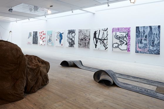 BILLEDSERIE: Afgang 18 – SES, Det Jyske Kunstakademi</br>Holger Højbjerg:  What a waste of time No coffee ( Maleri serie på væggen ) Kunsthal Aarhus 26. april – 3. juni 2018<br /></br>Foto: Kåre Viemose