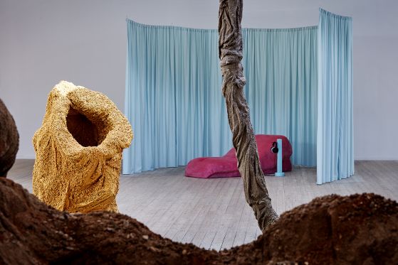 BILLEDSERIE: Afgang 18 – SES, Det Jyske Kunstakademi</br>Regitze Engelsborg Karlsen: Stenmagnet ( Skulpturer af blandede materialer ). I baggrunden Olga Benedicte: Mellem os ( Interaktiv Installation ) Kunsthal Aarhus 26. april – 3. juni 2018</br>Foto: Kåre Viemose