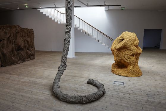 BILLEDSERIE: Afgang 18 – SES, Det Jyske Kunstakademi</br>Regitze Engelsborg Karlsen: Stenmagnet ( Skulpturer af blandede materialer ) Kunsthal Aarhus 26. april – 3. juni 2018</br>Foto: Kåre Viemose