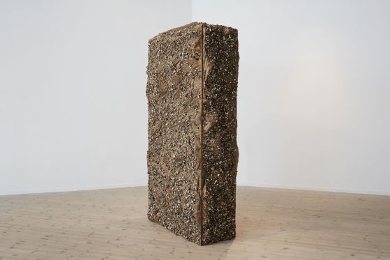 BILLEDSERIE: Afgang 18 – SES, Det Jyske Kunstakademi</br>Regitze Engelsborg Karlsen: Stenmagnet ( Skulpturer af blandede materialer ) Kunsthal Aarhus 26. april – 3. juni 2018</br>Foto: Kåre Viemose