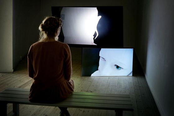 BILLEDSERIE: Afgang 18 – SES, Det Jyske Kunstakademi</br>Sophia Ioannou Gjerding: Prop People ( Video Installation ) Kunsthal Aarhus 26. april – 3. juni 2018</br>Foto: Kåre Viemose