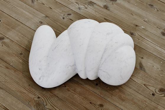BILLEDSERIE: Afgang 18 – SES, Det Jyske Kunstakademi</br>Freja Niemann Lundrup: For-mo-du-ler Gen Brugt Stenfrugt ( Marmor ) Kunsthal Aarhus 26. april – 3. juni 2018</br>Foto: Kåre Viemose