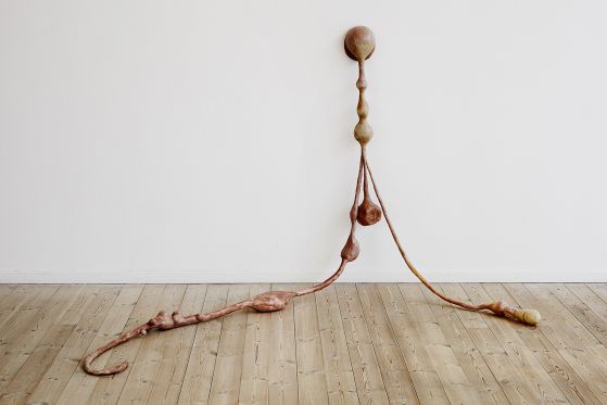 BILLEDSERIE: Afgang 18 – SES, Det Jyske Kunstakademi</br>Freja Niemann Lundrup: Tilhør-for-hold-op ...under samtidig udpresnig af væske ( Sandsten og reb ) Kunsthal Aarhus 26. april – 3. juni 2018</br>Foto: Kåre Viemose