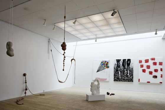 BILLEDSERIE: Afgang 18 – SES, Det Jyske Kunstakademi</br>Freja Niemann Lundrup  (Installation. Hængende sandstens skulptur, Marmor på gulv, marmor på sokkel. Silikone fra loft og væg og kobber på gulv)<br />Holger Højbjerg:  What a waste of time No coffee ( Maleri serie ) Kunsthal Aarhus 26. april – 3. juni 2018</br>Foto: Kåre Viemose