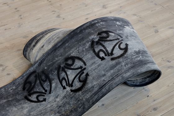 BILLEDSERIE: Afgang 18 – SES, Det Jyske Kunstakademi</br>Regitze Engelsborg Karlsen: Stenmagnet ( Skulpturer af blandede materialer ) Kunsthal Aarhus 26. april – 3. juni 2018</br>Foto: Kåre Viemose