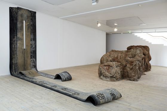 BILLEDSERIE: Afgang 18 – SES, Det Jyske Kunstakademi</br>Regitze Engelsborg Karlsen: Stenmagnet ( Skulpturer af blandede materialer ) Kunsthal Aarhus 26. april – 3. juni 2018</br>Foto: Kåre Viemose