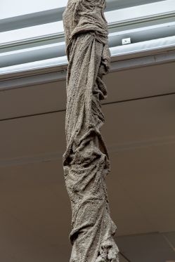 BILLEDSERIE: Afgang 18 – SES, Det Jyske Kunstakademi</br>Regitze Engelsborg Karlsen: Stenmagnet ( Skulpturer af blandede materialer ) Kunsthal Aarhus 26. april – 3. juni 2018</br>Foto: Adrian Delafontaine