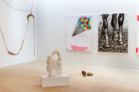 BILLEDSERIE: Afgang 18 – SES, Det Jyske Kunstakademi</br>Freja Niemann Lundrup  (Installation. Hængende sandstens skulptur, Marmor på gulv, marmor på sokkel. Silikone fra loft og væg og kobber på gulv) Kunsthal Aarhus 26. april – 3. juni 2018</br>Foto: Adrian Delafontaine