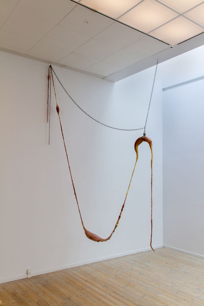 BILLEDSERIE: Afgang 18 – SES, Det Jyske Kunstakademi</br>Freja Niemann Lundrup: KRAFTVÆRK ( Silikone og marmorstøv ) Kunsthal Aarhus 26. april – 3. juni 2018</br>Foto: Adrian Delafontaine