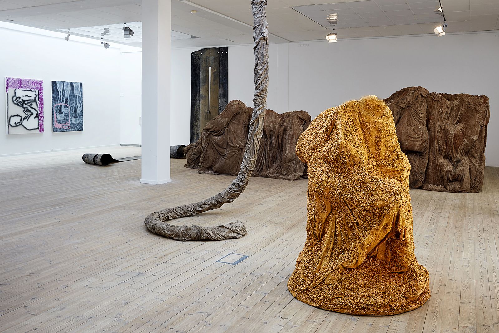BILLEDSERIE: Afgang 18 – SES, Det Jyske Kunstakademi</br>Regitze Engelsborg Karlsen: Stenmagnet ( Skulpturer af blandede materialer ) Kunsthal Aarhus 26. april – 3. juni 2018</br>Foto: Kåre Viemose
