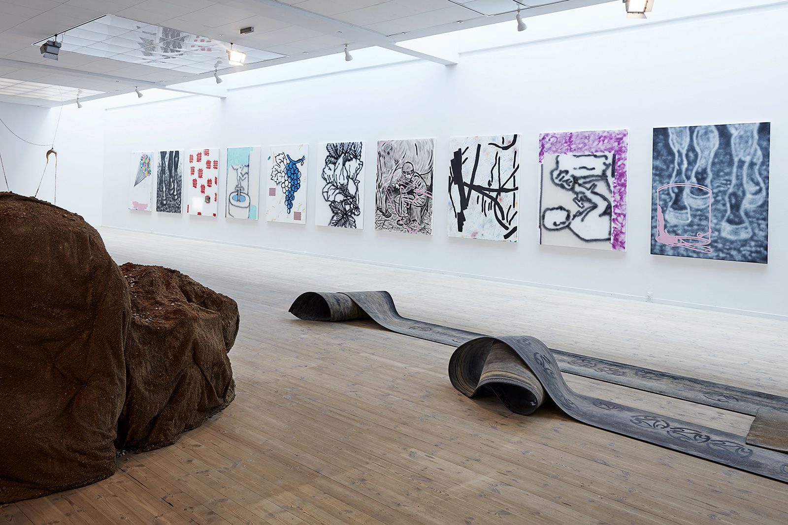BILLEDSERIE: Afgang 18 – SES, Det Jyske Kunstakademi</br>Holger Højbjerg:  What a waste of time No coffee ( Maleri serie på væggen ) Kunsthal Aarhus 26. april – 3. juni 2018<br /></br>Foto: Kåre Viemose