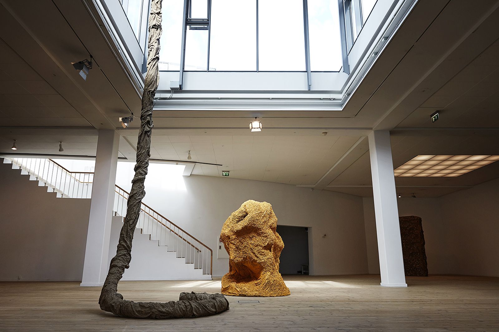 BILLEDSERIE: Afgang 18 – SES, Det Jyske Kunstakademi</br>Regitze Engelsborg Karlsen: Stenmagnet ( Skulpturer af blandede materialer ) Kunsthal Aarhus 26. april – 3. juni 2018</br>Foto: Kåre Viemose