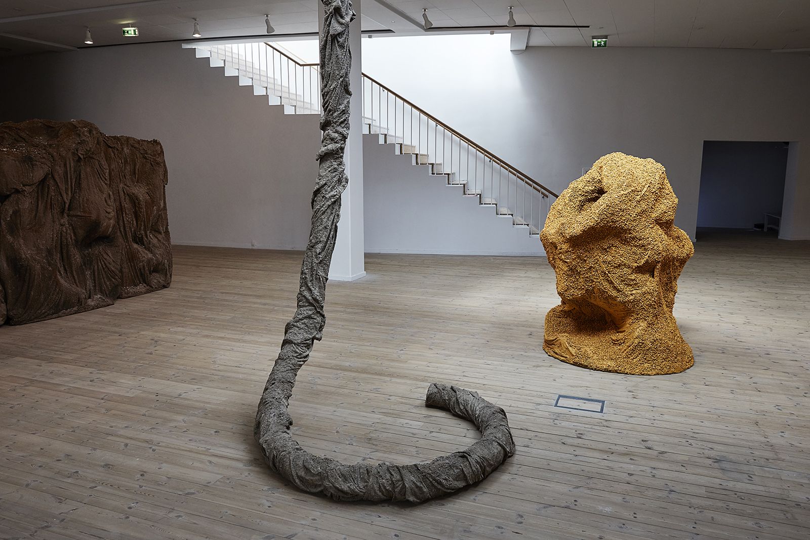BILLEDSERIE: Afgang 18 – SES, Det Jyske Kunstakademi</br>Regitze Engelsborg Karlsen: Stenmagnet ( Skulpturer af blandede materialer ) Kunsthal Aarhus 26. april – 3. juni 2018</br>Foto: Kåre Viemose