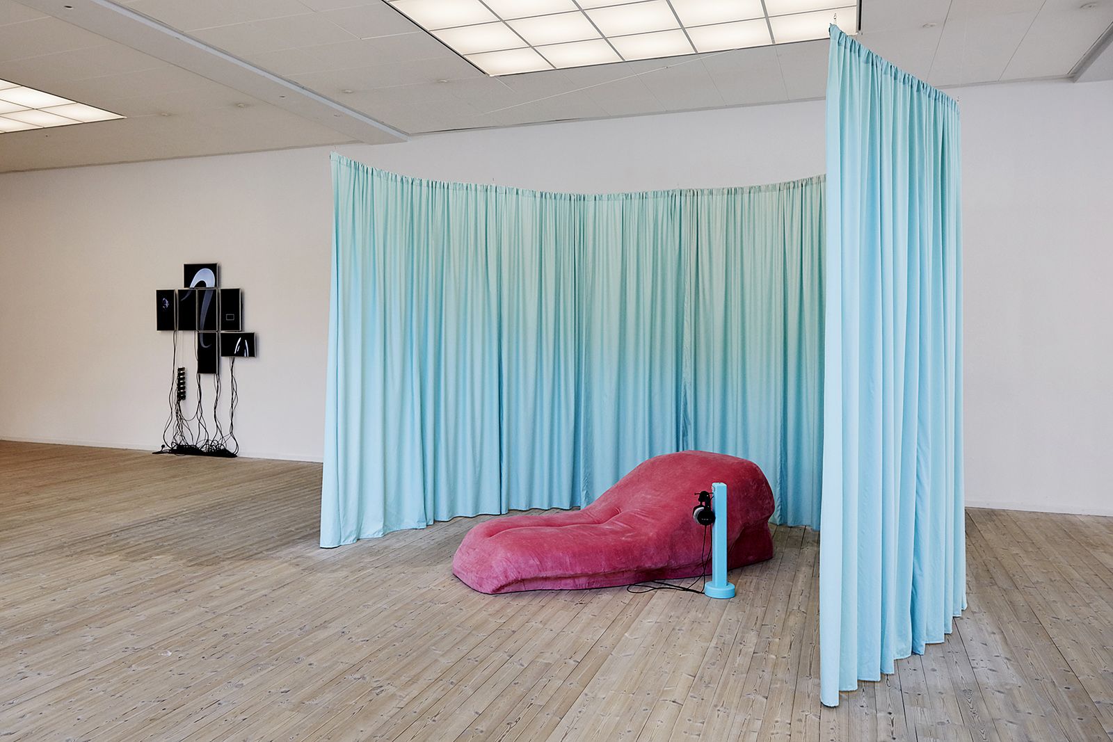 BILLEDSERIE: Afgang 18 – SES, Det Jyske Kunstakademi</br>Olga Benedicte: Mellem os ( Interaktiv Installation ) og Nushan Rose Roshani:  Saturn og Jeg: Rejsen til Bjerget ( Video Installation ) Kunsthal Aarhus 26. april – 3. juni 2018</br>Foto: Kåre Viemose